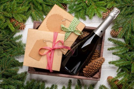 Foto de Caja con cajas de regalo de Navidad y champán. Puesta plana - Imagen libre de derechos