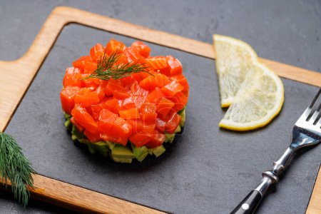 Foto de Delicioso salmón y tártaro de aguacate a bordo - Imagen libre de derechos