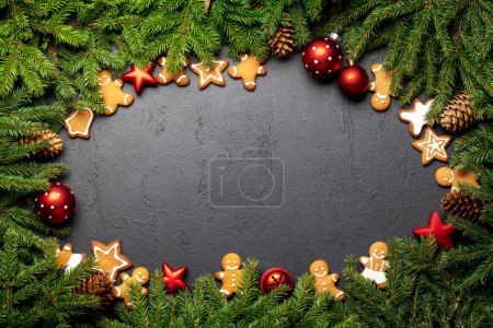 Foto de Rama de abeto navideño con decoración, galletas y espacio para saludos de texto. Puesta plana - Imagen libre de derechos