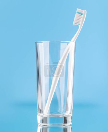 Foto de Una imagen limpia y refrescante con cepillo de dientes en un vaso, promoviendo la higiene bucal y una sonrisa brillante - Imagen libre de derechos