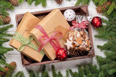 Foto de Caja con galletas de jengibre de Navidad y cajas de regalo. Puesta plana - Imagen libre de derechos