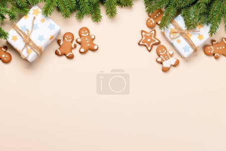 Téléchargez les photos : Branche de sapin de Noël, coffrets cadeaux de Noël, biscuits au pain d'épice et espace pour le texte de salutations. Pose plate - en image libre de droit