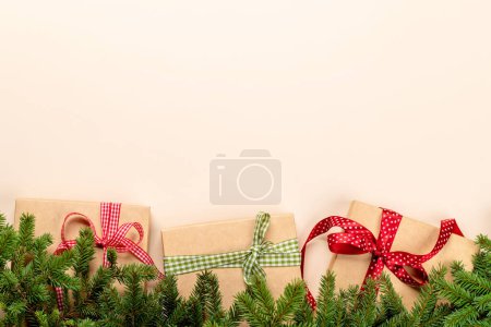 Foto de Rama de abeto de Navidad, cajas de regalo de Navidad y espacio para saludos de texto. Puesta plana - Imagen libre de derechos