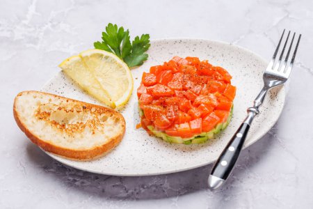 Foto de Delicioso salmón y tártaro de aguacate con tostadas crujientes - Imagen libre de derechos