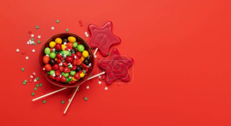 Téléchargez les photos : Various candy sweets on red background and copy space for your text. Flat lay - en image libre de droit