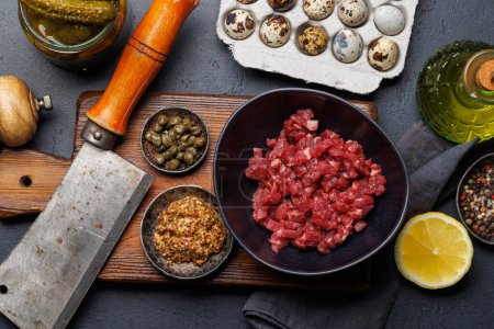 Téléchargez les photos : Cuisson tartare de bœuf salé avec cornichons marinés et pain grillé brun. Pose plate - en image libre de droit