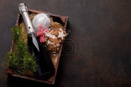 Foto de Caja con galletas de jengibre navideño y champán. Piso con espacio para tus saludos de Navidad - Imagen libre de derechos