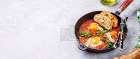 Téléchargez les photos : Délicieux petit déjeuner shakshuka dans une poêle. Avec espace de copie - en image libre de droit