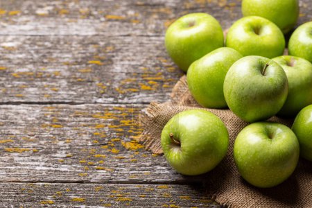 Téléchargez les photos : Pommes vertes fraîches sur table en bois. Avec espace de copie - en image libre de droit
