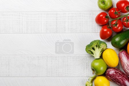 Téléchargez les photos : Variété de légumes. Pose plate sur fond blanc en bois avec espace de copie - en image libre de droit
