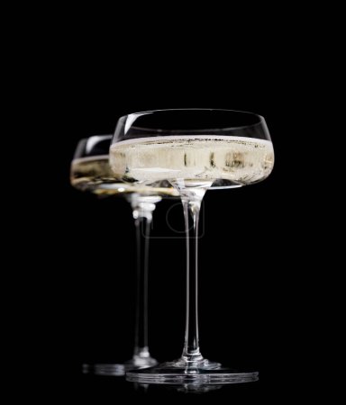 Foto de Dos copas de champán sobre fondo negro - Imagen libre de derechos