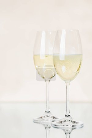Foto de Dos copas de champán sobre fondo beige con espacio para copiar - Imagen libre de derechos