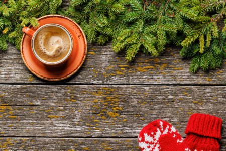 Téléchargez les photos : Tasse à café, grains de café torréfiés et branches de sapin dans un cadre confortable. Plat carte de Noël avec espace de copie - en image libre de droit