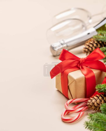 Téléchargez les photos : Branches sapin de Noël, coffret cadeau de Noël, champagne et espace pour salutations texte - en image libre de droit