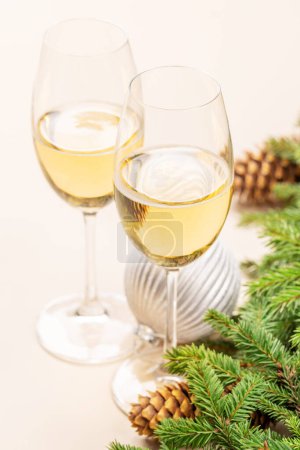 Téléchargez les photos : Branche de sapin de Noël, champagne et décor de boule de Noël - en image libre de droit