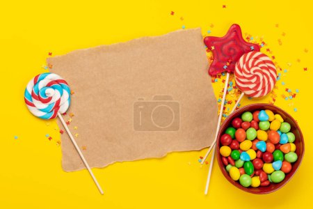 Téléchargez les photos : Bonbons bonbons et carte de vœux vierge pour vos salutations. Pose plate - en image libre de droit