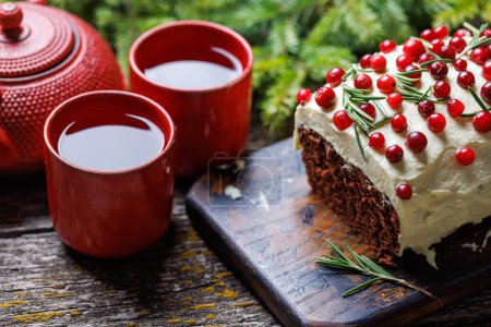 Téléchargez les photos : Délicieux gâteau de Noël et thé, un régal de vacances festives - en image libre de droit