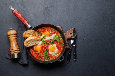 Téléchargez les photos : Délicieux petit déjeuner shakshuka dans une casserole. Pose plate - en image libre de droit