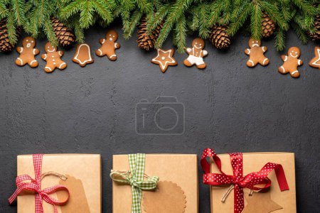 Foto de Rama de abeto navideño con galletas, cajas de regalo y espacio para saludos de texto. Puesta plana - Imagen libre de derechos