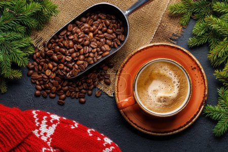 Foto de Taza de café, granos de café tostados y ramas de abeto en un ambiente acogedor. Flat lay tarjeta de Navidad - Imagen libre de derechos