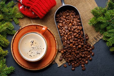 Téléchargez les photos : Tasse à café, grains de café torréfiés et branches de sapin dans un cadre confortable. Flat lay carte de Noël - en image libre de droit