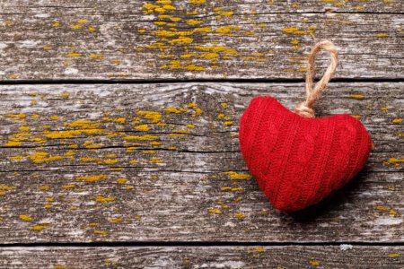 Foto de La decoración del corazón sobre la madera rústica - el Día de San Valentín. Piso con espacio de copia - Imagen libre de derechos