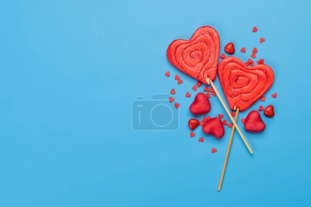 Foto de Dulces dulces y espacio de copia para sus saludos. San Valentín corazones de caramelo día. Puesta plana - Imagen libre de derechos
