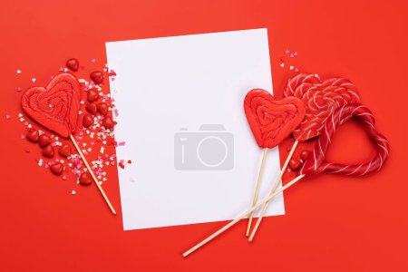Téléchargez les photos : Bonbons bonbons et carte de vœux vierge pour vos salutations. Coeurs de bonbons Saint-Valentin. Pose plate - en image libre de droit