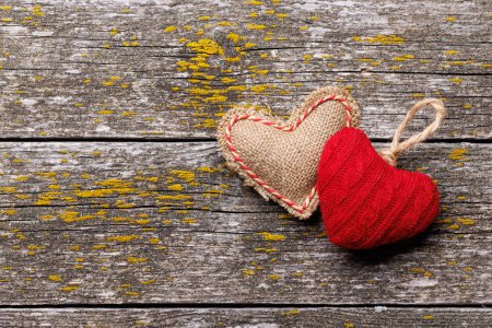 Foto de La decoración del corazón sobre la madera rústica - el Día de San Valentín. Piso con espacio de copia - Imagen libre de derechos