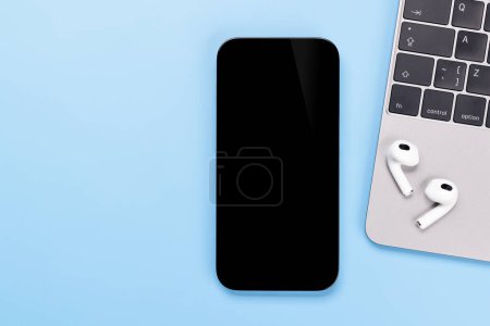 Foto de Smartphone de pantalla negra en blanco en un escritorio, perfecto para su maqueta de diseño - Imagen libre de derechos