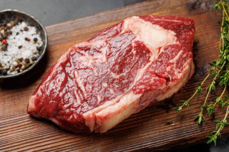 Téléchargez les photos : Steak de côtelette de bœuf cru, frais et prêt à cuire, promettant une expérience culinaire appétissante - en image libre de droit