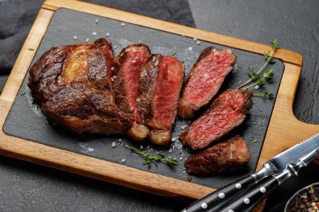 Foto de Deliciously juicy sliced beef ribeye steak, perfectly cooked and ready to be savored - Imagen libre de derechos