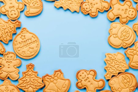 Foto de Diversas galletas de jengibre de Navidad, dulzura festiva. Piso con espacio de copia - Imagen libre de derechos