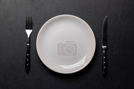 Téléchargez les photos : Maquette pour un délicieux repas. Assiette vide sur une table. Pose plate avec espace de copie - en image libre de droit