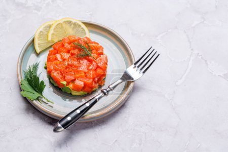 Téléchargez les photos : Délicieux tartare de saumon et d'avocat. Avec espace de copie - en image libre de droit