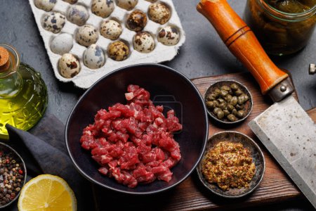 Téléchargez les photos : Cuisson tartare de bœuf salé avec cornichons marinés et pain grillé brun - en image libre de droit