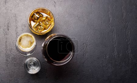 Téléchargez les photos : Whisky, vin, cocktail, boissons au champagne, élégant et séduisant. Pose plate avec espace de copie - en image libre de droit