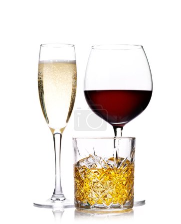 Foto de Whisky, vino, bebidas de champán, elegante y seductor. Aislado sobre fondo blanco - Imagen libre de derechos