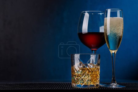 Foto de Whisky, vino, bebidas de champán, elegante y seductor. Con espacio de copia - Imagen libre de derechos