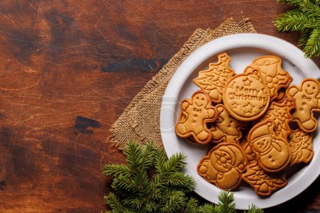 Téléchargez les photos : Divers biscuits au pain d'épice de Noël, douceur festive. Pose plate avec espace de copie - en image libre de droit