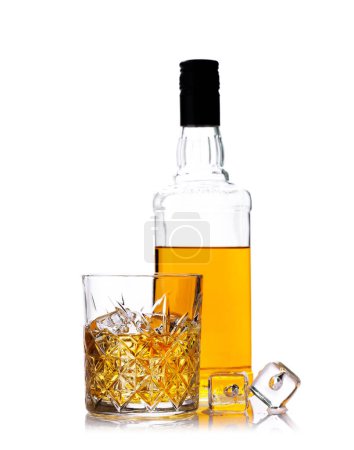 Foto de Whisky con cubitos de hielo cristalino. Vidrio y botella. Aislado sobre fondo blanco - Imagen libre de derechos