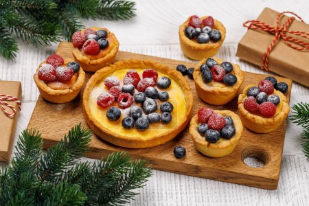 Foto de Delicia festiva: cupcakes de Navidad adornados con bayas - Imagen libre de derechos