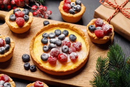 Téléchargez les photos : Délice festif : cupcakes de Noël ornés de baies - en image libre de droit