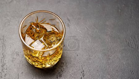 Foto de Whisky con cubitos de hielo cristalino. Con espacio de copia - Imagen libre de derechos