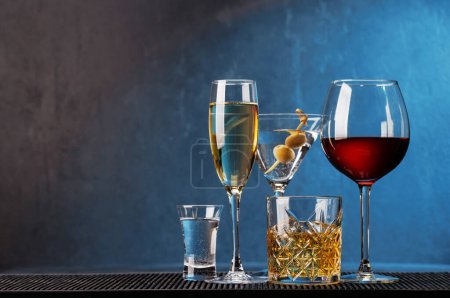 Téléchargez les photos : Whisky, vin, champagne, cocktails, élégant et séduisant. Avec espace de copie - en image libre de droit