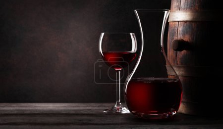 Téléchargez les photos : Carafe à vin, verre de vin rouge et vieux tonneau en bois. Avec espace de copie - en image libre de droit