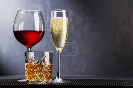 Téléchargez les photos : Whisky, vin, boissons au champagne, élégant et séduisant. Avec espace de copie - en image libre de droit