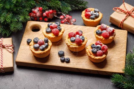 Foto de Delicia festiva: cupcakes de Navidad adornados con bayas - Imagen libre de derechos