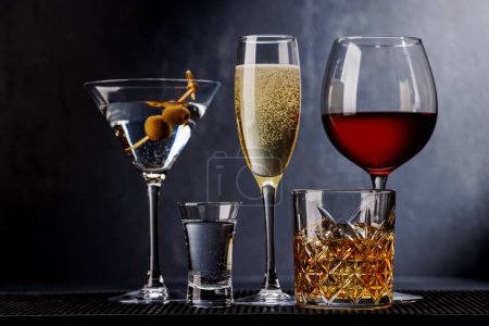 Whisky, vin, cocktail, boissons au champagne, élégant et séduisant