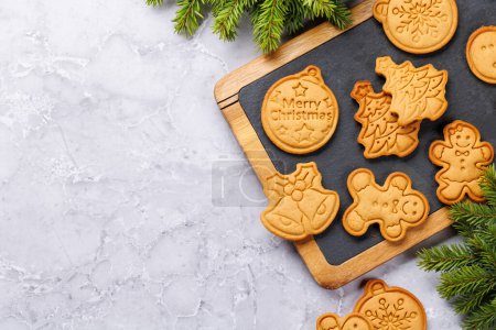 Foto de Diversas galletas de jengibre de Navidad, dulzura festiva. Piso con espacio de copia - Imagen libre de derechos